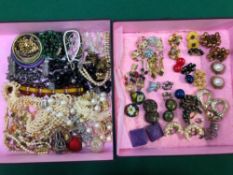A COLLECTION OF VINTAGE AND MODERN COSTUME JEWELLERY, TO INCLUDE EARRINGS, BEADS, BANGLES ETC.