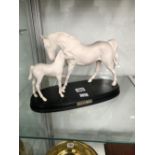 A DOULTON SPIRIT OF AFFECTION MARE AND FOAL GROUP ON WOOD STAND