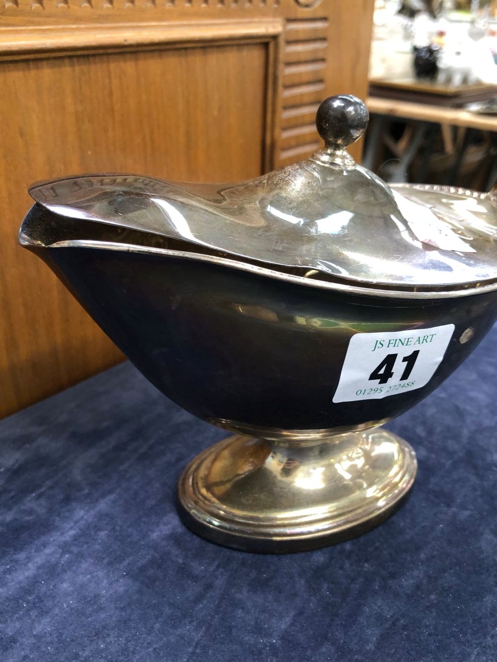 A HALLMARKED SILVER HINGE LIDDED SAUCE BOAT. WEIGHT 464grms. - Image 3 of 5