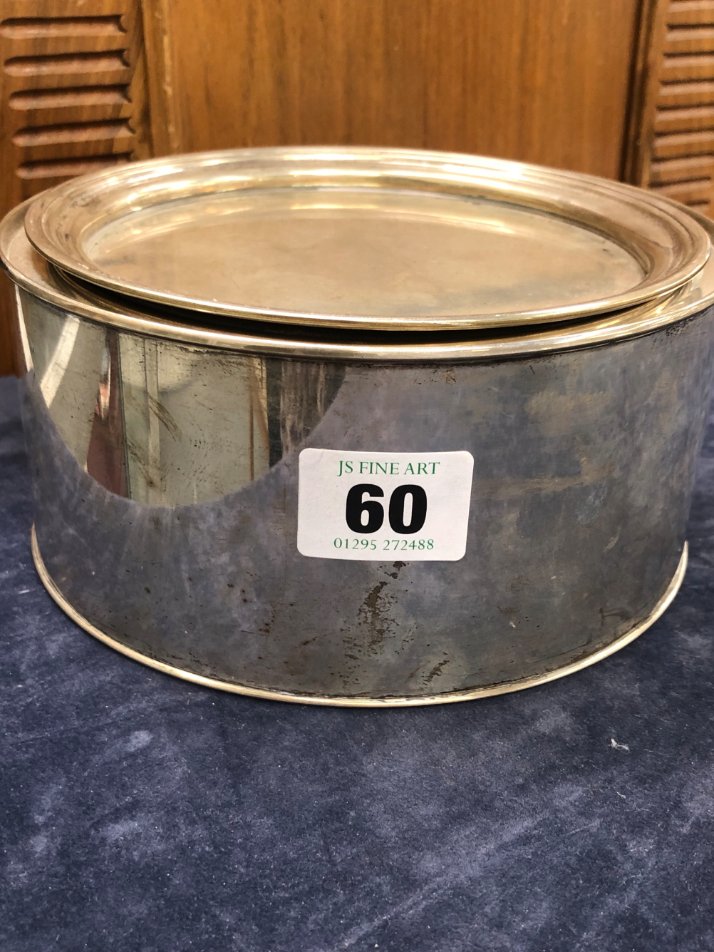 AN ITALIAN SILVER ROUND LIDDED AND LINED BOX.