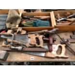 A COLLECTION OF GOOD VINTAGE WOODWORKING CHISELS AND OTHER TOOLS