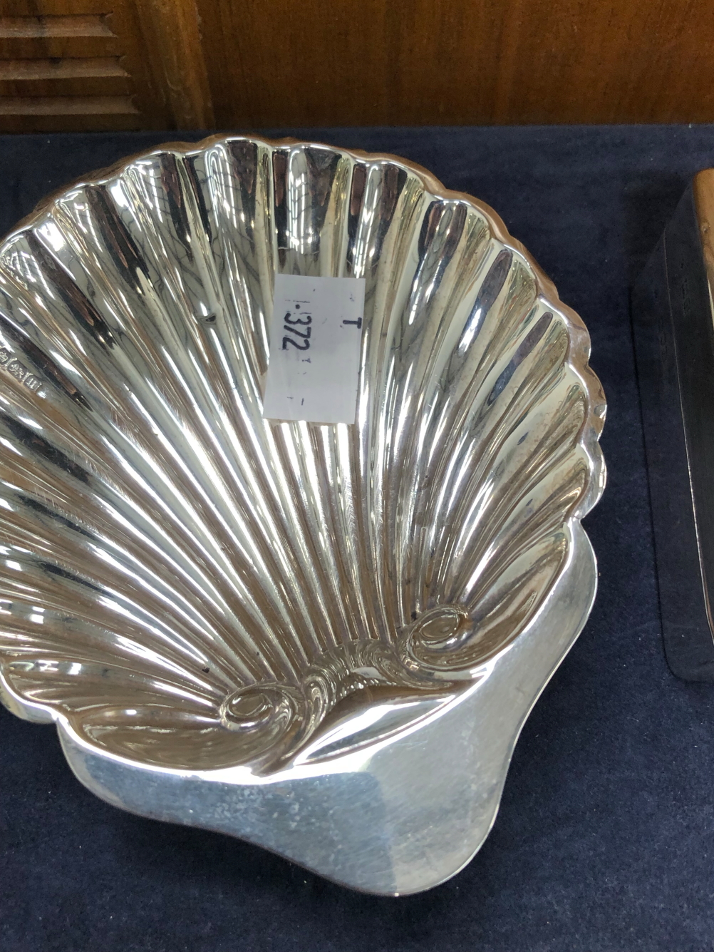 A HALLMARKED SILVER SHELL FORM DISH AND A WOOD LINED SILVER HALLMARKED CIGARETTE BOX. GROSS WEIGHT - Image 2 of 6