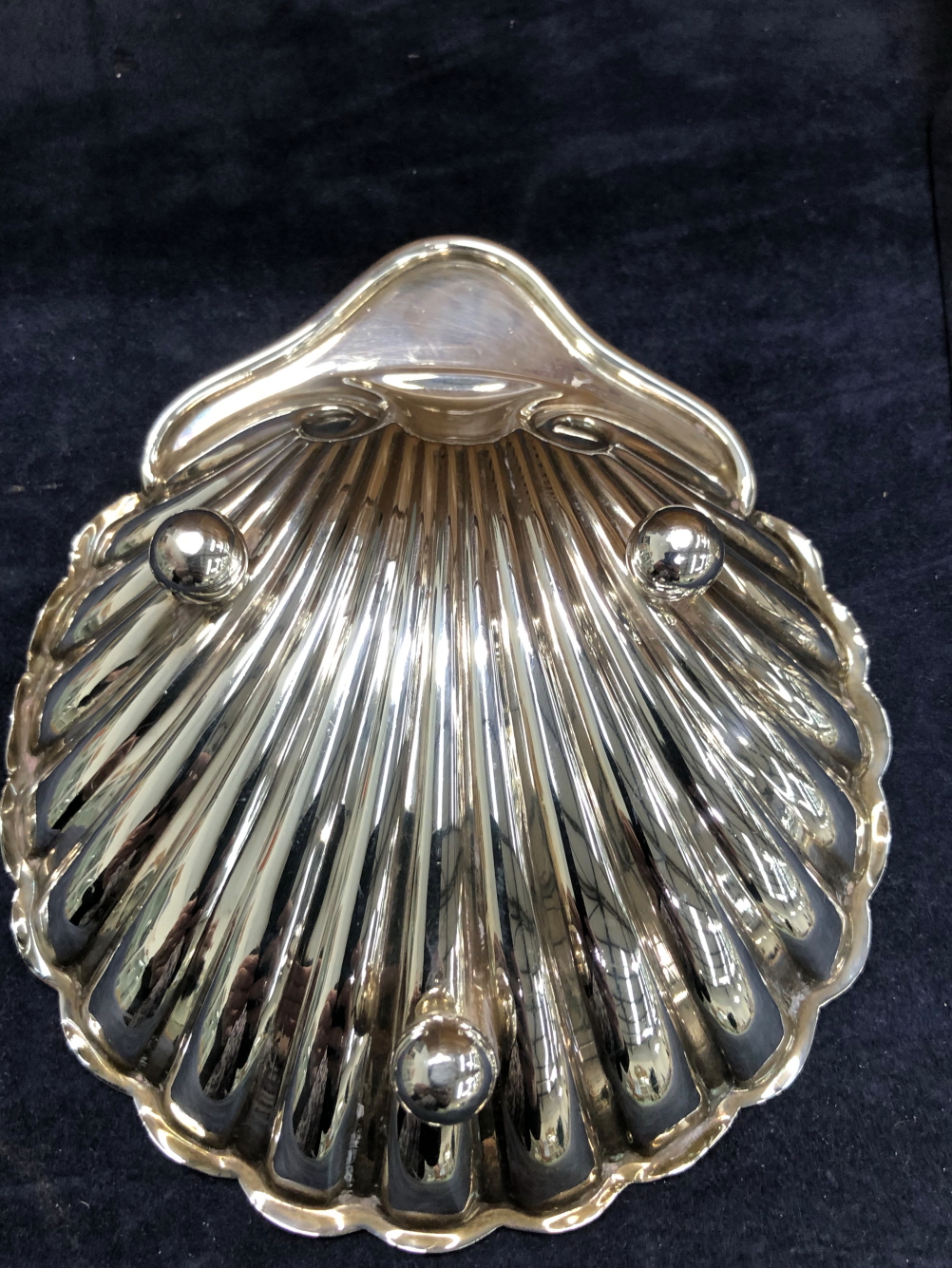 A HALLMARKED SILVER SHELL FORM DISH AND A WOOD LINED SILVER HALLMARKED CIGARETTE BOX. GROSS WEIGHT - Image 3 of 6
