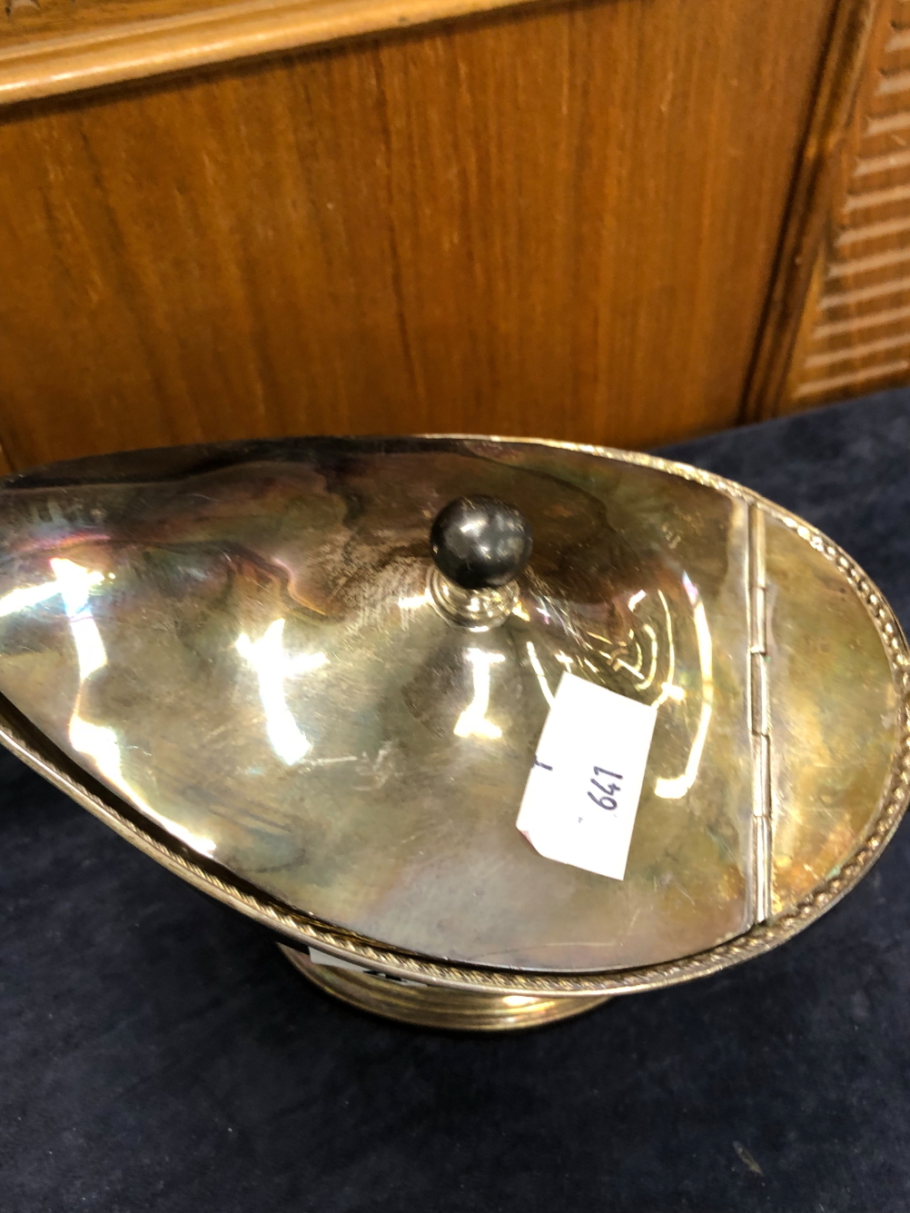A HALLMARKED SILVER HINGE LIDDED SAUCE BOAT. WEIGHT 464grms. - Image 2 of 5