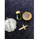 A 9ct GOLD CROSS, AN EASTERN HARDSTONE FISH PENDANT, A JADE PENDANT WITH A 18ct GOLD MOUNT, AND A