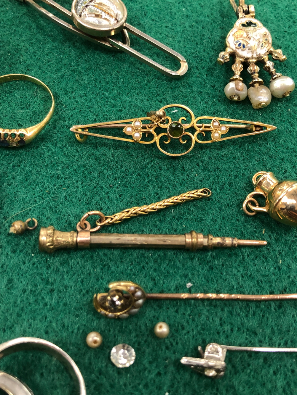 A 9ct GOLD GEMSET BROOCH, A 15ct GOLD BAR BROOCH, A CRESCENT MOON PEARL AND DIAMOND STICK PIN,AN - Image 4 of 6