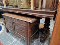 AN UNUSUAL VICTORIAN MAHOGANY EXTENDING TABLE ON TWIN COLUMN END SUPPORTS.