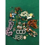 A TRIPLE PASTE BUCKLE, AN ART DECO BAR BROOCH, LOOSE BEADS, AND ASSORTED COSTUME JEWELLERY.