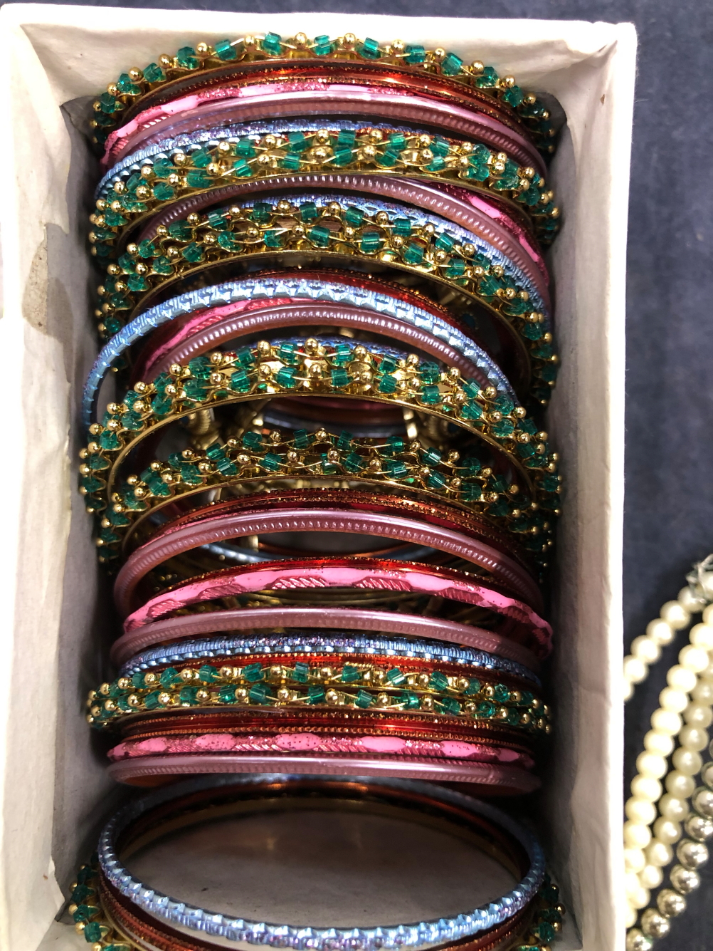 COSTUME JEWELLERY TO INCLUDE A QUANTITY OF STACKING BANGLES, VARIOUS NECKLACES ETC. - Image 5 of 5