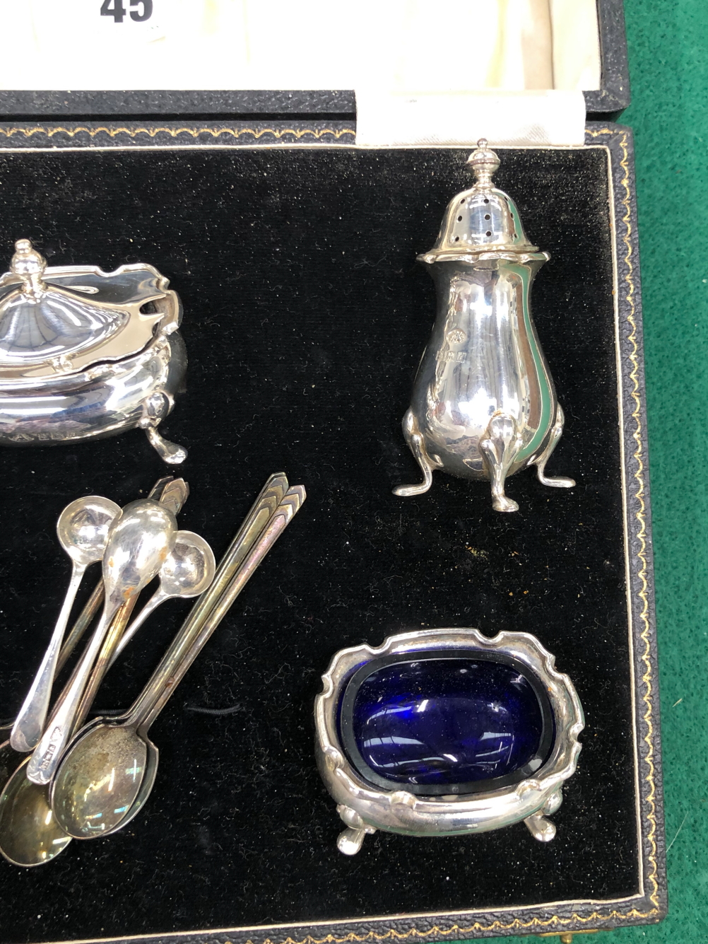 A HALLMARKED SILVER EIGHT PIECE CRUET SET IN FITTED CASE COMPETE WITH BLUE GLASS LINERS AND FUTHER - Image 3 of 4