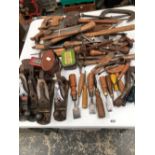 A QUANTITY OF WOODWORKING TOOLS INCLUDING STANLEY, AND RECORD PLANES