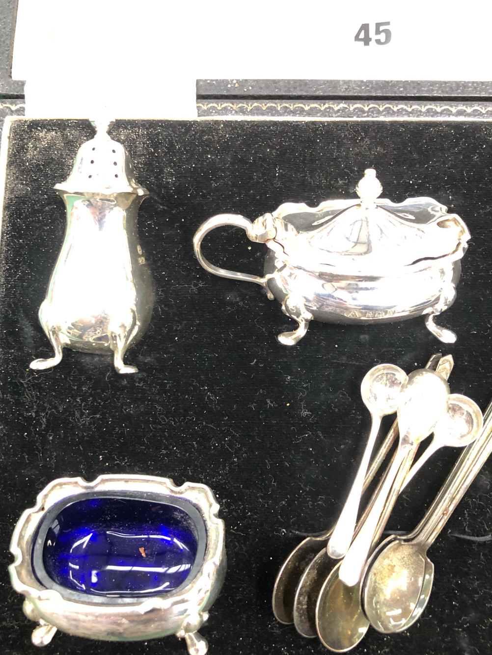 A HALLMARKED SILVER EIGHT PIECE CRUET SET IN FITTED CASE COMPETE WITH BLUE GLASS LINERS AND FUTHER - Image 2 of 4