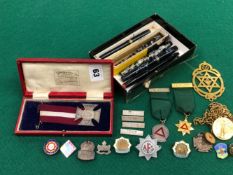 A COLLECTION OF VINTAGE FOUNTAIN PENS, SOME WITH 14ct GOLD NIBS, AND A QUANTITY OF MEDALS,