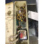 A QUANTITY OF COSTUME JEWELLERY TO INCLUDE VINTAGE AND MODERN PIECES.