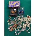 COSTUME JEWELLERY AND SILVER PIECES TO INCLUDE A LARGE HEART PENDANT, PEARLS, BROOCHES, EARRINGS ETC
