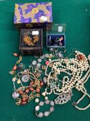 COSTUME JEWELLERY AND SILVER PIECES TO INCLUDE A LARGE HEART PENDANT, PEARLS, BROOCHES, EARRINGS ETC
