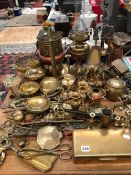 A QUANTITY OF ANTIQUE AND LATER BRASS WARES INCLUDING HORSE BRASSES