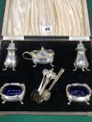 A HALLMARKED SILVER EIGHT PIECE CRUET SET IN FITTED CASE COMPETE WITH BLUE GLASS LINERS AND FUTHER