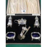 A HALLMARKED SILVER EIGHT PIECE CRUET SET IN FITTED CASE COMPETE WITH BLUE GLASS LINERS AND FUTHER