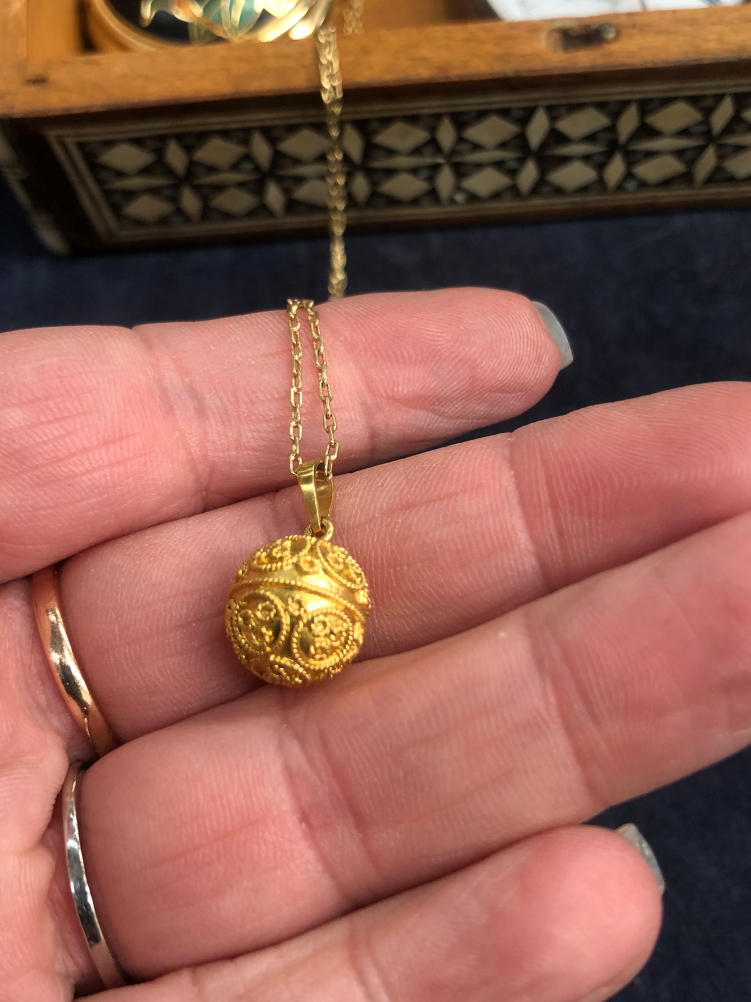 AN 18ct GOLD CARVED BEAD PENDANT ON A 13ct GOLD CHAIN, A HALLMARKED SILVER OPEN FACE KEY WOUND - Image 6 of 6