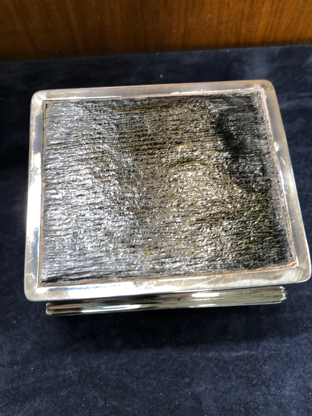 A HALLMARKED SILVER SHELL FORM DISH AND A WOOD LINED SILVER HALLMARKED CIGARETTE BOX. GROSS WEIGHT - Image 6 of 6