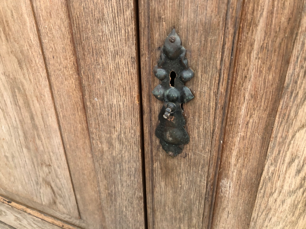 AN ANTIQUE OAK SIDE CABINET - Image 3 of 6