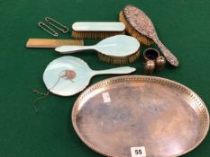 A HALLMARKED SILVER BACKED HAIR BRUSH TOGETHER WITH VARIOUS PLATED WARES AND A SILVER VICTORIAN 1837