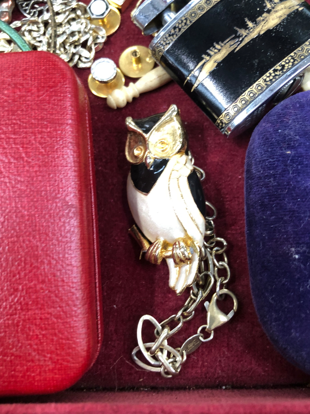 A TABLE TOP JEWELLERY CASE AND CONTENTS TO INCLUDE A 9ct GOLD RING 1.66G, VARIOUS SILVER COSTUME - Image 8 of 8