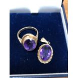 A HALLMARKED 9ct GOLD AND AMETHYST RING. FINGER SIZE O TOGETHER WITH A FURTHER HALLMARKED 9ct GOLD