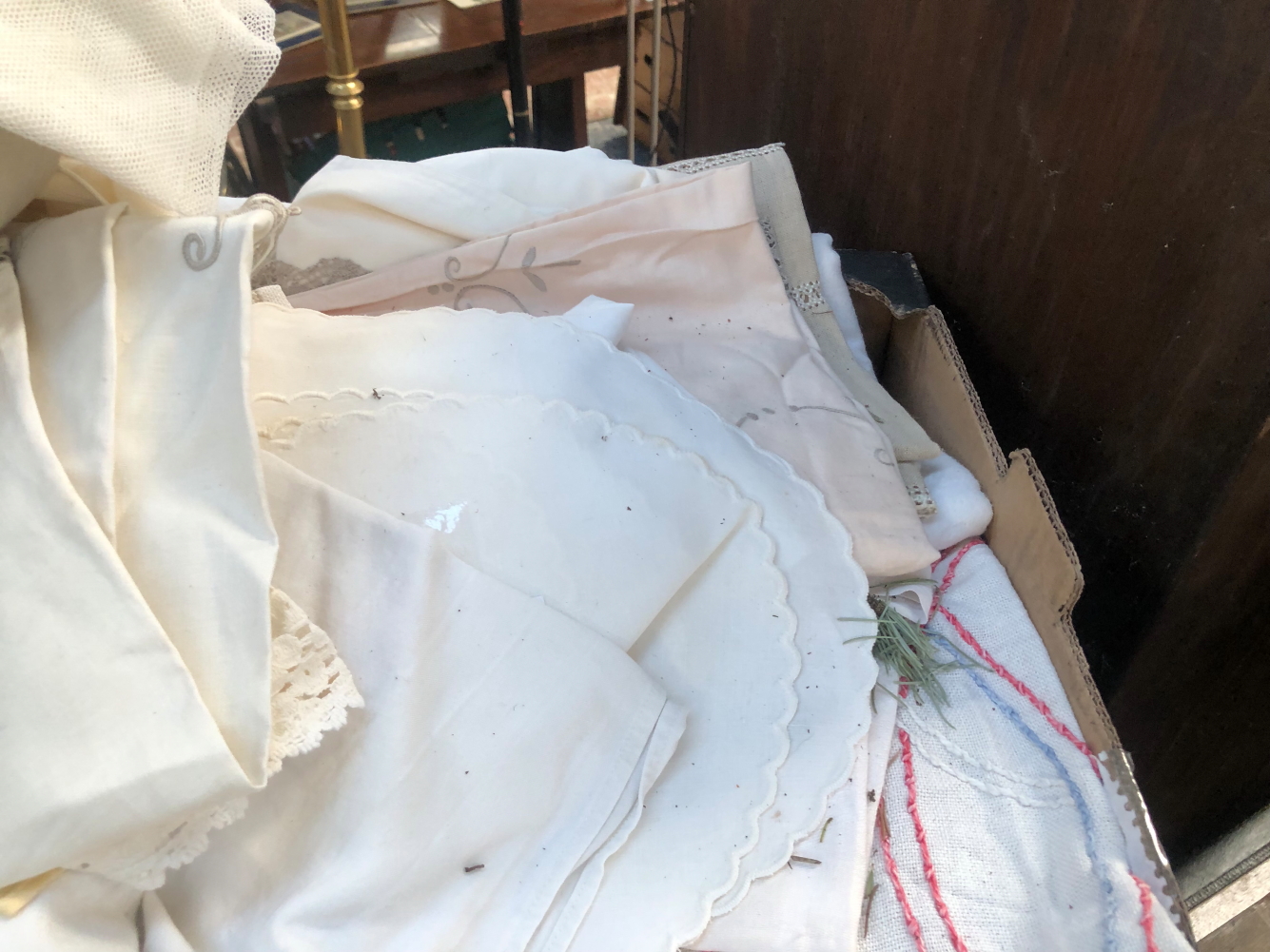 A LARGE BOX OF LINENS AND TEXTILES. - Image 2 of 4