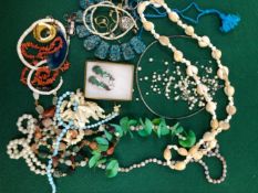 A PAIR OF MEXICAN SILVER INLAID DROP EARRINGS, AND A QUANTITY OF COSTUME JEWELLERY.