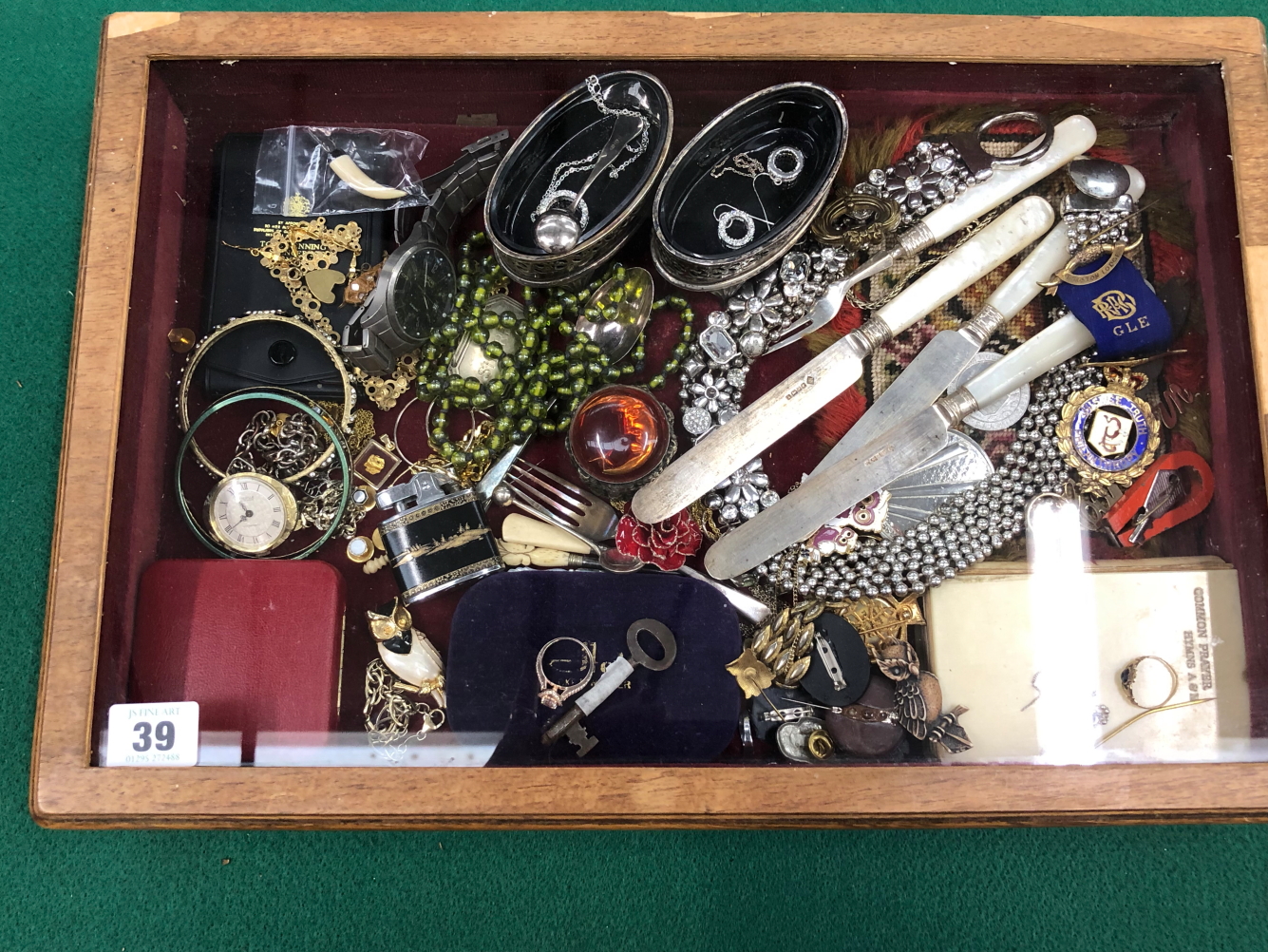 A TABLE TOP JEWELLERY CASE AND CONTENTS TO INCLUDE A 9ct GOLD RING 1.66G, VARIOUS SILVER COSTUME