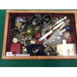 A TABLE TOP JEWELLERY CASE AND CONTENTS TO INCLUDE A 9ct GOLD RING 1.66G, VARIOUS SILVER COSTUME