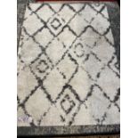 A MODERN RUG WITH WHITE/GREY DESIGN 162x120 cm