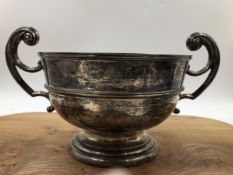 A HALLMARKED SILVER LARGE TWO HANDLES ROSE BOWL BY MAPPIN & WEBB. WEIGHT 623grms.