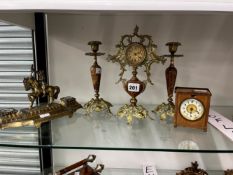 AN EARLY 20th C. BRASS AND HARDSTONE CLOCK GARNITURE TOGETHER WITH A WOODEN CASED DESK CLOCK AND