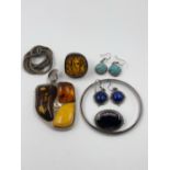A COLLECTION OF SILVER JEWELLERY TO INCLUDE A LARGE MULTI AMBER PENDANT, AN AMBER RING, CARVED
