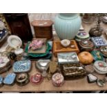A COLLECTION OF VARIOUS BOXES TO INCLUDE THOSE TOPPED BY CHINESE BLUE AND WHITE PORCELAIN, A