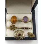 9ct HALLMARKED JEWELLERY TO INCLUDE, A GARNET FIVE STONE RING, AN AMETHYST RING,AN AMBER RING, A
