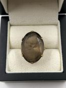 A 9ct HALLMARKED GOLD LARGE SMOKEY QUARTZ COCKTAIL RING. FINGER SIZE M 1/2. WEIGHT 9.1grms.