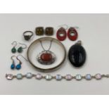 AN ASSORTMENT OF SILVER JEWELLERY TO INCLUDE A BANGLE, A LARGE HARDSTONE OVAL PENDANT, A MULTI STONE