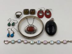 AN ASSORTMENT OF SILVER JEWELLERY TO INCLUDE A BANGLE, A LARGE HARDSTONE OVAL PENDANT, A MULTI STONE