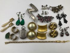 A PAIR OF CHRISTIAN DIOR COSTUME EARRINGS WITH CLIP ON FITTINGS, TOGETHER WITH AN ASSORTMENT OF
