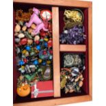 A LARGE CARVED JEWELLERY CASKET AND CONTENTS TO INCLUDE J.CREW EARRINGS, AGATE AND OTHER HARDSTONE