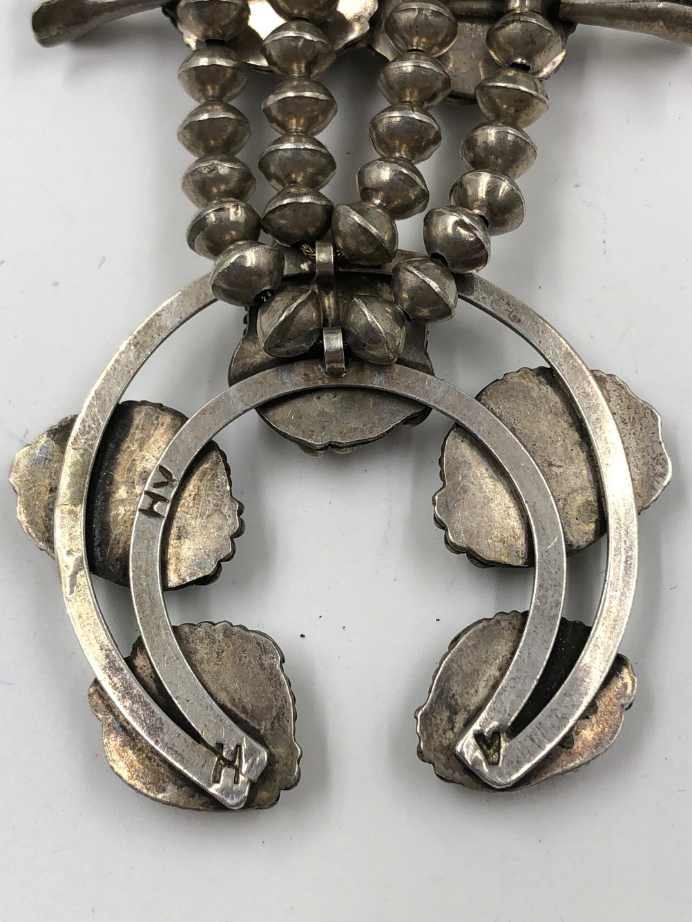 A NORTH AMERICAN INDIAN PROBABLY NAVAJO, 950 GRADE SILVER NECKLACE, THE INVERTED HORSESHOE SET - Image 7 of 11