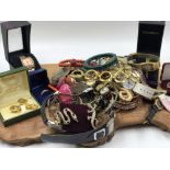 A COLLECTION OF COSTUME JEWELLERY TO INCLUDE A PAIR OF SILVER EARRINGS, TIE SLIDE AND CUFFLINKS FROM