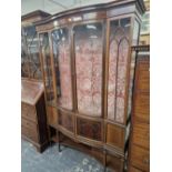 AN EDWARDIAN MAHOGANY AND INLAID BOW FRONT GLAZED DISPLAY CABINET H 190 X 120 X 43 CM