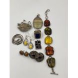 AN ACCUMULATION OF VARIOUS SILVER JEWELLERY TO INCLUDE A MULTI AMBER BRACELET, A LARGE HARDSTONE