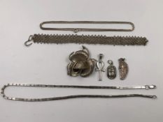 AN ASSORTMENT OF VARIOUS SILVER JEWELLERY TO INCLUDE A FLOWER HEAD BROOCH, A SCARAB PENDANT, AN