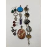 A QUANTITY OF SILVER JEWELLERY TO INCLUDE TWO LARGE HARDSTONE PENDANTS, AN AGATE MULTI STONE